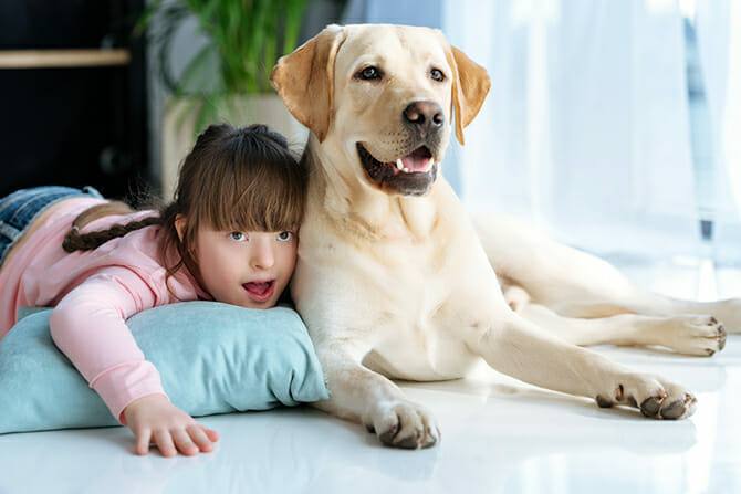 Heilpraktiker für tiergestützte Psychotherapie 10 Heilpraktiker für tiergestützte Psychotherapie Ausbildung - Kind mit Down Syndrom und Labrador Retriever