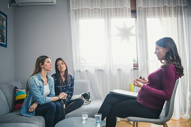 Heilpraktiker für tiergestützte Psychotherapie 9 Heilpraktiker für tiergestützte Psychotherapie Ausbildung - Therapiegespräch zu Hause mit 2 Frauen und Hund