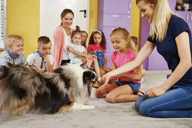 Heilpraktiker für tiergestützte Psychotherapie 8 Heilpraktiker für tiergestützte Psychotherapie Ausbildung - Vorschulkinder in Gruppentherapie mit Hund
