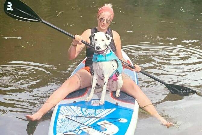 Aufbau & Struktur Sportwissenschaften Hund 5 Sportwissenschaften Hund Ausbildung - Sportlerin mit Hund beim Paddeln mit SUP