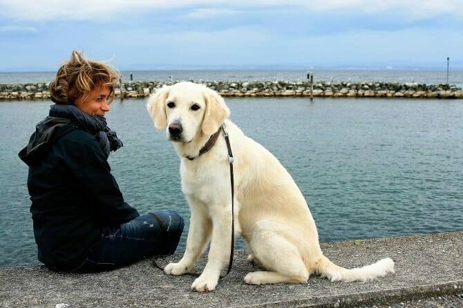 Psychologischer Coach Mensch Tier Beziehung Ausbildung - Frau mit Hund am Hafen