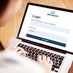 ATN Tierberufe Ausbildung - Frau loggt sich auf Laptop in Online Campus Atmentis ein ATN Tierberufe Ausbildung - Frau loggt sich auf Laptop in Online Campus Atmentis ein