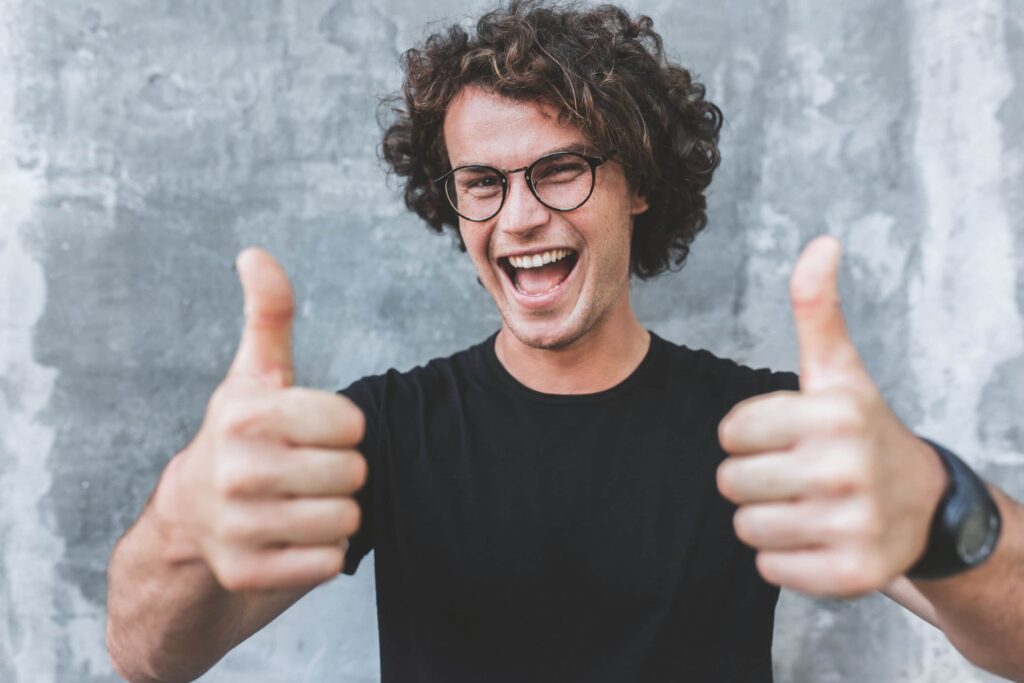 atn akademie bewertungen zu den tierberufe ausbildungen mann mit dunklen locken und daumen hoch mfrh original ATN Akademie Bewertungen zu den Tierberufe Ausbildungen - Mann mit dunklen Locken und Daumen hoch
