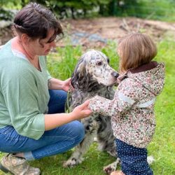 ATN Therapiebegleithundetrainer Ausbildung - Frau kniet neben Kind und Hund und hält Hand des Mädchens ATN Therapiebegleithundetrainer Ausbildung - Frau kniet neben Kind und Hund und hält Hand des Mädchens
