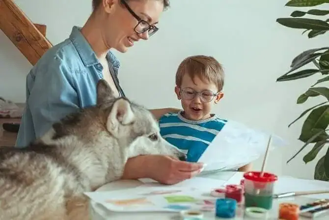 therapiebegleithunde trainer ausbildung mutter und sohn malen in anwesenheit eines hundes ein bild therapiebegleithunde trainer ausbildung mutter und sohn malen in anwesenheit eines hundes ein bild