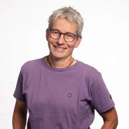 Tina Alt portrait Dozentin Tina Alt - Ausbildung Hundeverhaltenstrainer ATN. Portraitfoto.