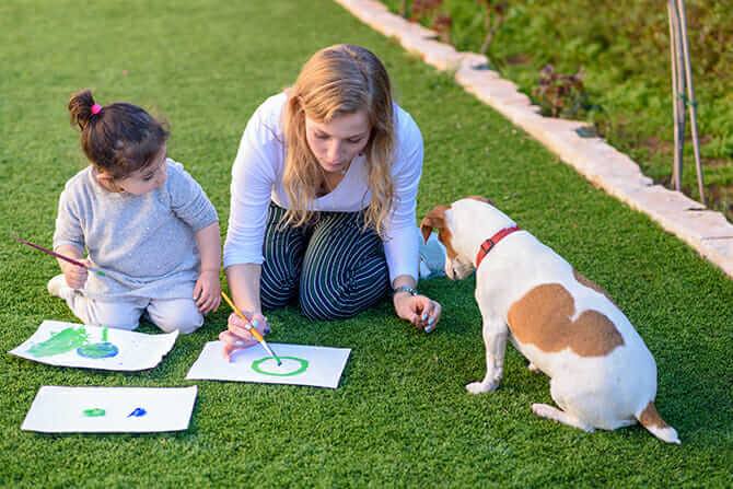 therapiebegleithunde trainer ausbildung junges maedchen malt gemeinsam mit mutter und hund