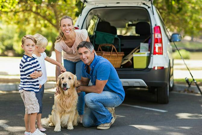 Tiererlebnis- & Eventtouristik 8 Tiererlebnis- & Eventtouristik Ausbildung - glückliche Familie mit ihrem Hund und Auto im Park
