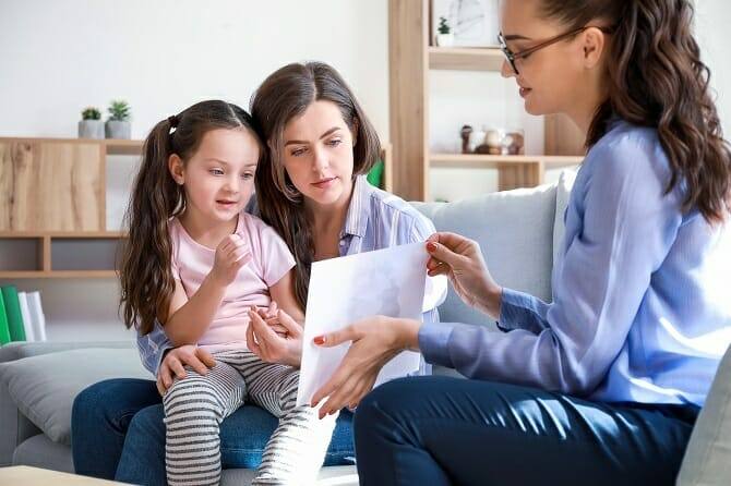 Heilpraktiker für Psychotherapie 1 Heilpraktiker für Psychotherapie Ausbildung - Psychotherapeutin arbeitet mit Mutter und Kind