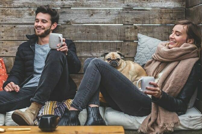 Psychologischer Coach Mensch Tier Beziehung Ausbildung - junges Paar mit Hund